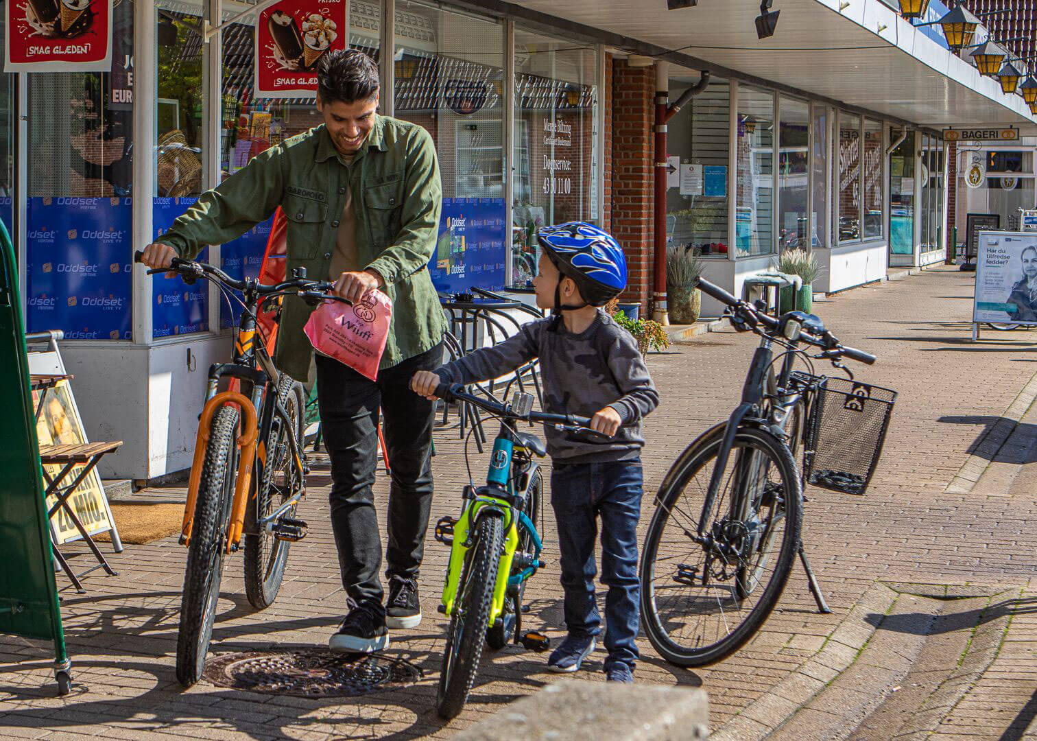 far og søn med cykler ved Kirkebjerg Torv